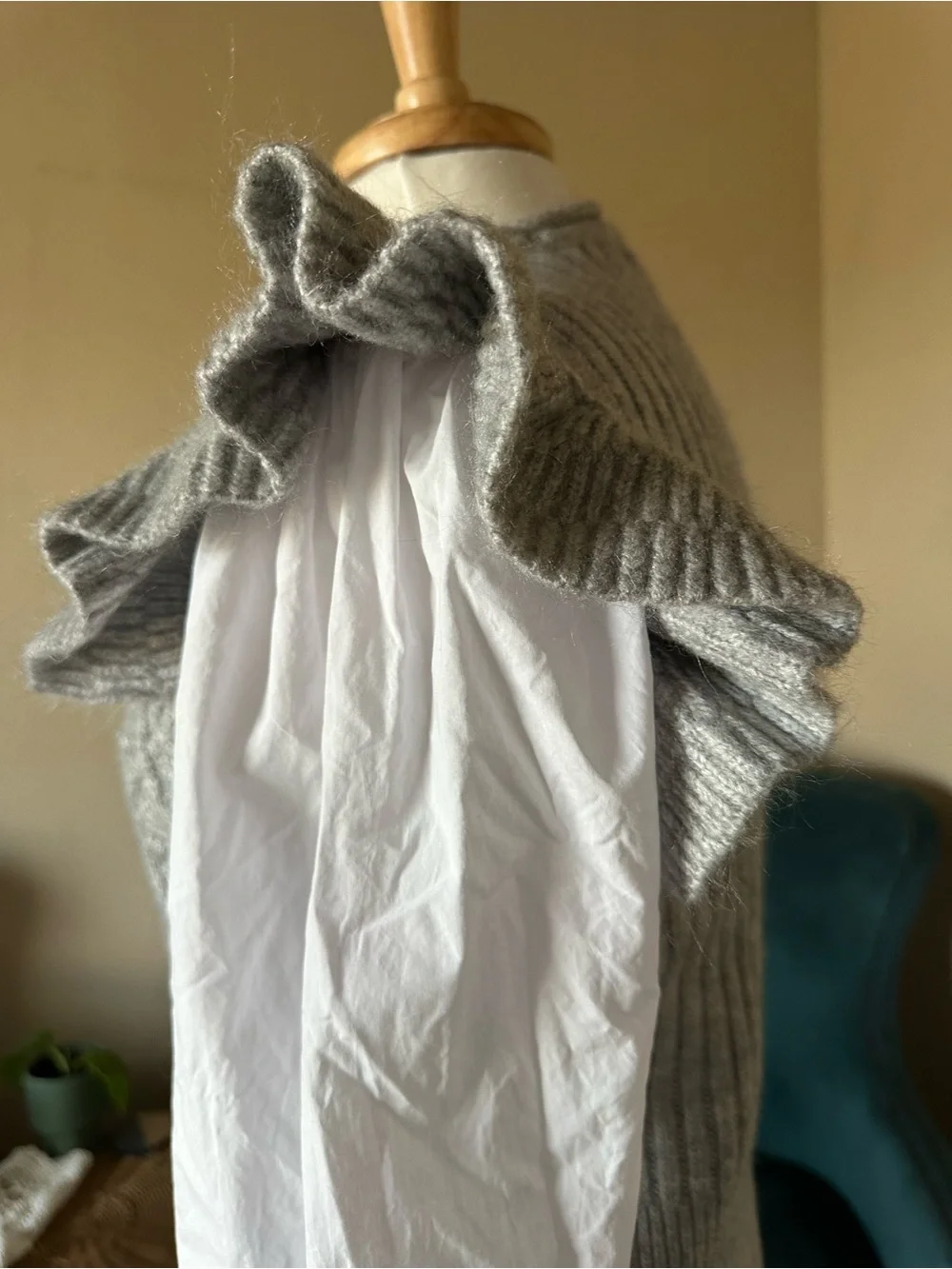 Design History Cable Knit Sweater Blouse Gray White Puff Sleeve Ruffle Cottage M
